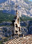 Foto: Wieżyczka kościółka w  górskiej wiosce niedaleko Makarskiej.