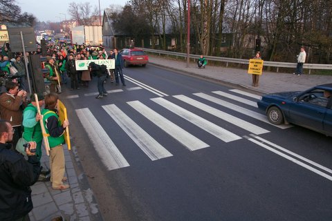 marsz ekologów przechodzących obok przejścia, na którym zginęło wiele osób, znicze ustawili mieszkańcy Augustowa