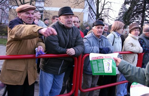 ekolodzy przygotowali obszerną jednodniówkę, ukazującą dziesiątki absurdów, które już zaistały i zaistnieją w związku z wariantem GDDKiA.