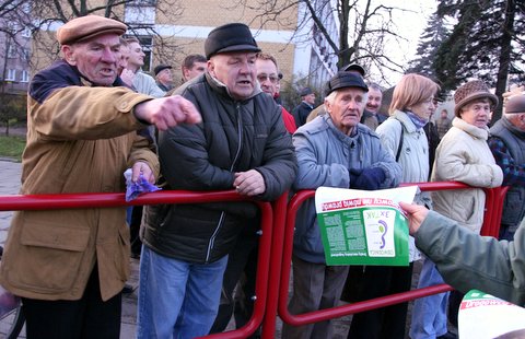 ekolodzy przygotowali obszerną jednodniówkę, ukazującą dziesiątki absurdów, które już zaistały i zaistnieją w związku z wariantem GDDKiA. 