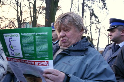 ekolodzy przygotowali obszerną jednodniówkę, ukazującą dziesiątki absurdów, które już zaistały i zaistnieją w związku z wariantem GDDKiA.
