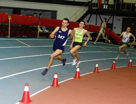 Daniel Chyliński (drugi z lewej) podczas wali z rywalem na ostatnim okrążeniu w rekordowym biegu na 800m