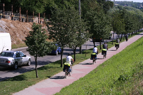 rowerzyści na międzynarodowej trasie rowerowej na ul. Zjazd w Łomży