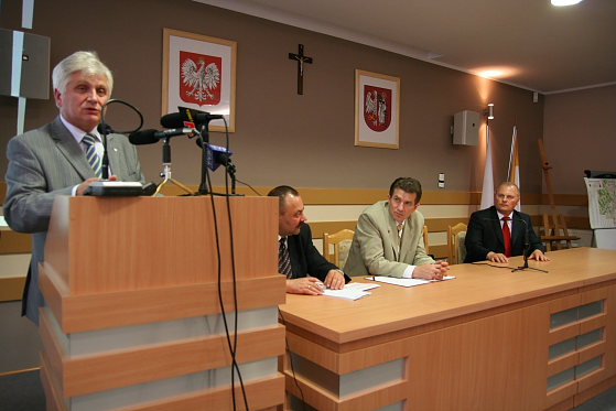 od lewej: wiceminister transportu Mirosław Chaberek, dyrektor delegatury UW w Łomży Romuald Kozłowski, wicestarosta  Marek Dworakowski i  poseł Lech Antoni Kołakowski