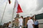Foto: Julia Żygunowicz wciąga biało-czerwoną flagę na maszt