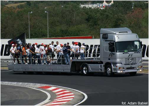 kierowcy F1 na platformie podczas rundy wokół toru - fot. Adam Babiel