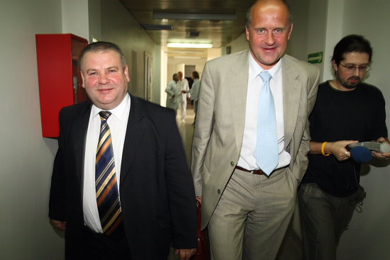 Marek Olbryś (wicemarszałek) i  Jerzy Kamiński (dyrektor departamentu zdrowia Urzędu Marszałkowskiego Województwa Podlaskiego) wychodzą ze spotkania z lekarzami