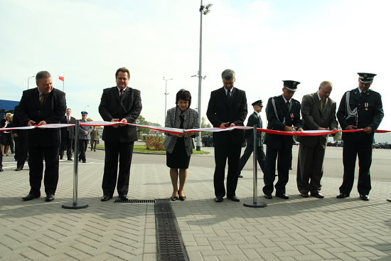 od lewej: Marek Olbryś wicemarszałek woj. Podlaskiego, Jarosław Zieliński  poseł, wiceminister MSWiA, Genowefa Wiśniowska wicemarszałek Sejmu, Bohdan Paszkowski wojewoda podlaski, Krzysztof Grygo naczelnik łomżyńskiego Urzędu Celnego, Jerzy Brzeziński prezydent Łomży, Mirosław Sienkiewicz dyrektor Izby Celnej w Białymstoku 