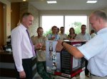 Foto: Wręczenie prezentu od firmy Ufloor - wysokociśnieniowego ekspresu do kawy, który będzie służył nam jak również naszym klientom.