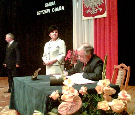 Prezydent Lech Kaczyński wpisuje się do księgi pamiątkowej Gminy Czyżew Osada