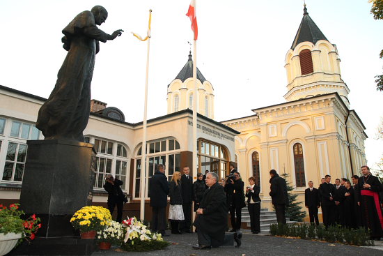 Prezydent RP Lech Kaczyński klęczy przed pomnikiem Jana Pawła II 