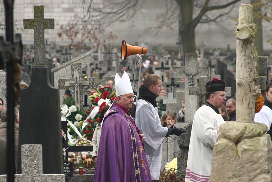 bp Stanisław Stefanek podczas procesji na starym cmentarzu w Łomży