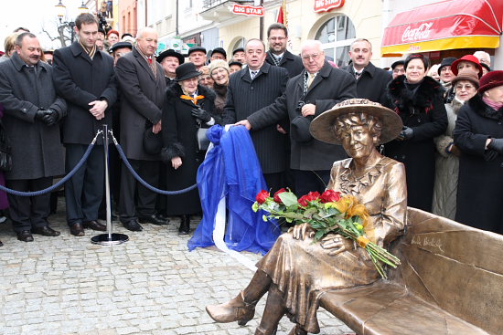 Ławeczka Pani Hani na ul. Farnej w Łomży