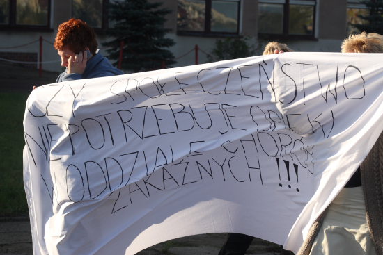 transparenty w obronie oddziału zakaźnego podczas demonstracji  2007.09.29
