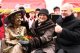 Prezydent Łomży Jerzy Brzeziński z żoną siedzą na ławeczce Pani Hani