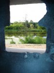Foto: widok ze otworu strzelnicy kopuły na lustro rzeki