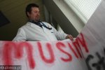 lekarz Andrzej Antosiuk zwija transparent z napisem
"Musimy głodować żeby dyrekcja rozmawiała",