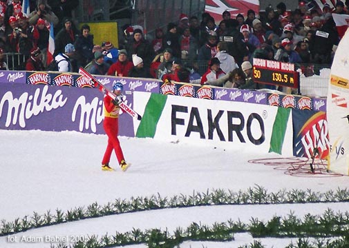 Janne Ahonen po wspaniałym skoku na 130,5 m - Zakopane 2005 - fot. Adam Babiel