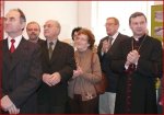 Foto: Otwarcie wystawy; od lewej:
Mieczysław Bagiński, Sławomir Zgrzywa, Jan Rachubka, Halina Rachubka, Maciej Czarnecki, Ks. Biskup Tadeusz Bronakowski, 