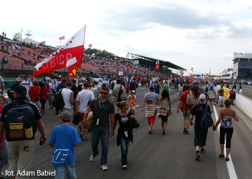 kibice F1 na prostej startowej po zakończeniu wyścigu; fot. Adam Babiel