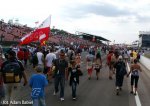 Foto: kibice F1 na prostej startowej po zakończeniu wyścigu; fot. Adam Babiel