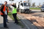 Foto: zmiatanie rozsypanego proszku z ulicy