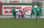 Foto: Daniel Gołębiewski (nr 3 na koszulce) strzela jedynego gola spotkania