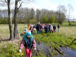 Foto: zajęcia terenowe - szukamy wiosny i płazów - klasy II ze szkoły w Małym Płocku