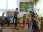 Foto: jesteśmy bocianami - zabawa ruchowa - przedszkolaczki z przedszkola nr 14 w Łomży