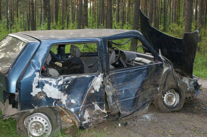 Tak wygląda rozbity samochód w którym pijany tatuś wiózł dzieci (fot. podlaska.policja.gov.pl)
