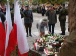 Foto: Druhna Komendantka składa kwiaty przed pomnikiem Żołnierzy 33 Pułku Piechoty.