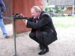 Prezydent Łomży Jerzy Brzeziński jako jedyny strzelał z przyklęku.  (fot. B. Klepacki)