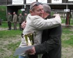 Adam Dąbrowski z łomżyńskiego studia Polskiego Radia Białystok zdobył drugie miejsce w turnieju dziennikarzy, strzelając z pistoletu po raz pierwszy w życiu. Był jedynym rannym z powodu zamka, którym przyciął sobie dwukrotnie kciuk lewej dłoni (z pistoletu margolin kaliber 5,6 mm strzela się trzymając go w obu rękach). (fot. B. Klepacki)