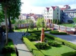 Foto: Widok na plac przyklasztorny
i ulicę Dworną 32, Łomża