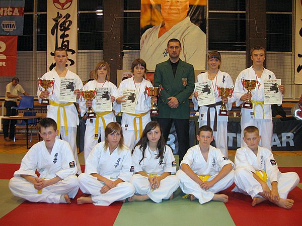 Reprezentacja Łomżyńskiego Klubu Karate z trenerem Dariuszem Syrnickim