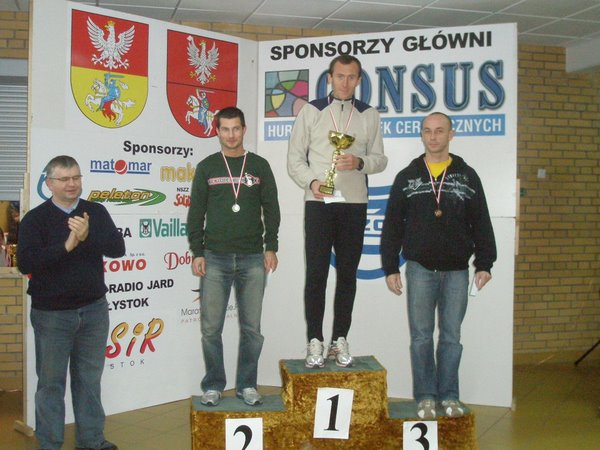 Paweł Grygo na podium (2 miejsce) w kategorii wiekowej 30-39 lat