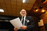 Foto: Tomasz Brzeziński czyta listy gratulacyjne z okazji jubileuszu 25 lat