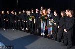 Foto: Tomasz Brzeziński z aktorami Czarnego Teatru