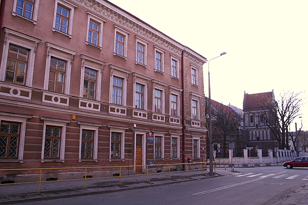 Budynek Muzeum Północno-Mazowieckiego w Łomży - widok od strony ul. Dwornej.  W tle Katedra. 