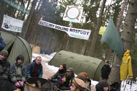 W lutym i marcu 2007 roku przez 19 dni protestu w Dolinie Rospudy przez obóz ekologów przewinęło się ok. 300 osób z Polski i Europy. Ekolodzy przebywali tu aby zapobiec wycince drzew w obszarze chronionym w ramach sieci Natura 2000.