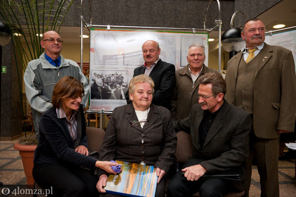 Bohaterowie widocznego za nimi zdjęcia sprzed 30 lat. 
Siedzą od lewej: Alina Schramm (w zastępstwie 88-letniego ojca dr Schramma, Teresa Steckiewicz, Tadeusz Janucik - redaktor ówczesnej gazetki Solidarności w Łomży 