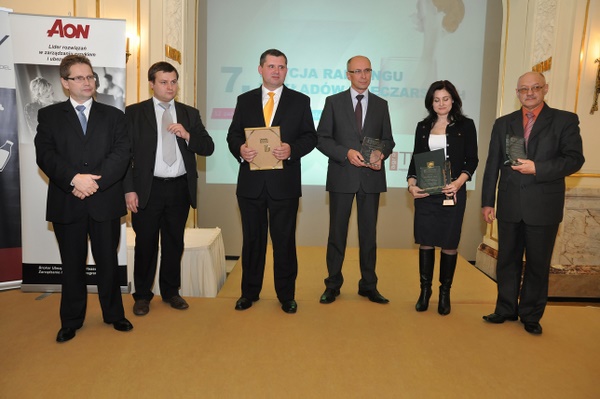 nagrodę dla OSM Piątnica odebrał Tomasz Głasek, kierownik działu handlu OSM Piątnica. Na zdjęciu trzeci od prawej.