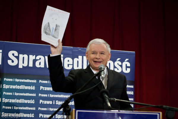 Prezes PIS Jarosław Kaczyński otrzymał od małej dziewczynki swój portret