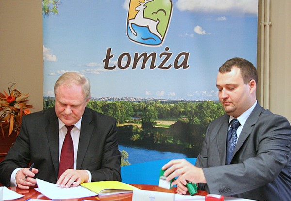 Jerzy Brzeziński prezydent Łomży i Maciej Sylwanowicz Scania Polska podpisują umowę.