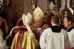 Foto: Kardynał Marc Ouellet udziela święceń biskupich