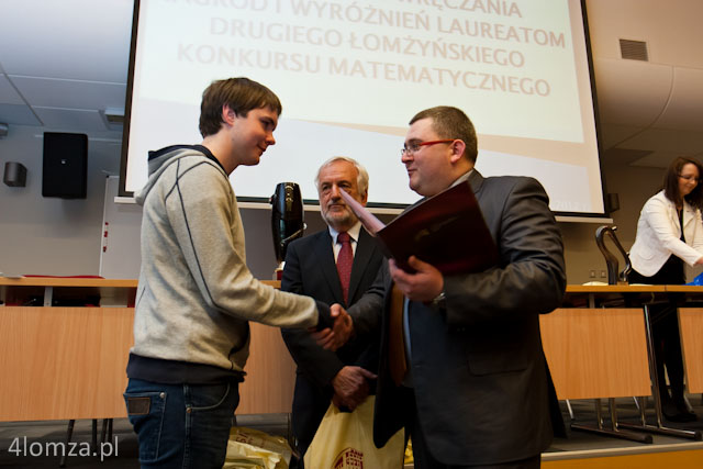 Mikołaj Kamiński (I LO Łomża), prof. Romuald Kotowski (PWSIiP) i Maciej Borysewicz (przewodniczący Rady Miejskiej Łomży)