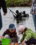 Foto: Podwodny Jeleń sprząta na dnie i brzegu Narew