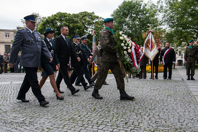 Plac Papieża Jana Pawła II, Pomnik Żołnierzy 33 p.p., delegacja instytucji rządowych składa wieniec