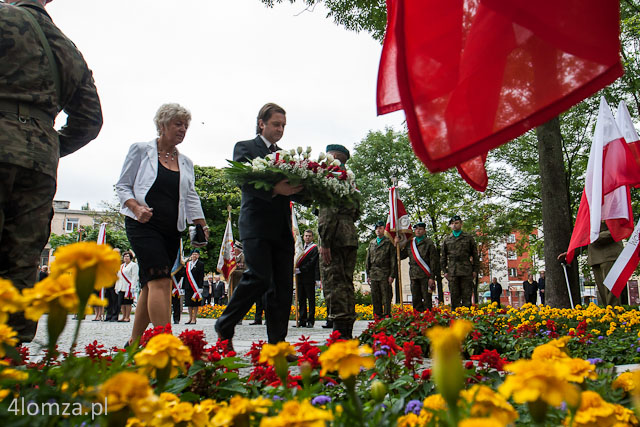 Plac Papieża Jana Pawła II, Pomnik Żołnierzy 33 p.p., wiceprezydenci Mirosława Kluczek i Beniamin Dobosz
