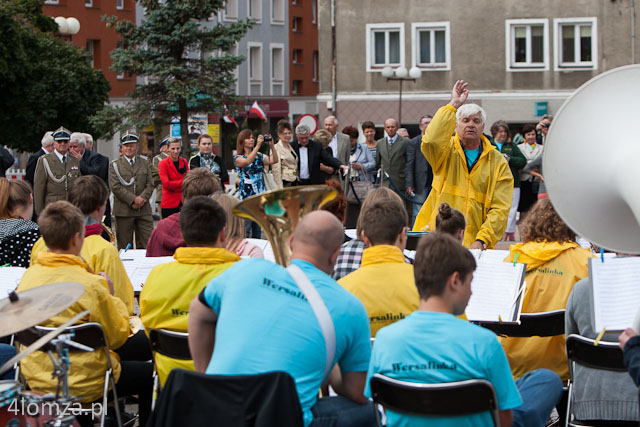 Stary Rynek, koncert Międzynarodowej Młodzieżowej Orkiestry Dętej „Wersalinka” i pokazy mażoretek